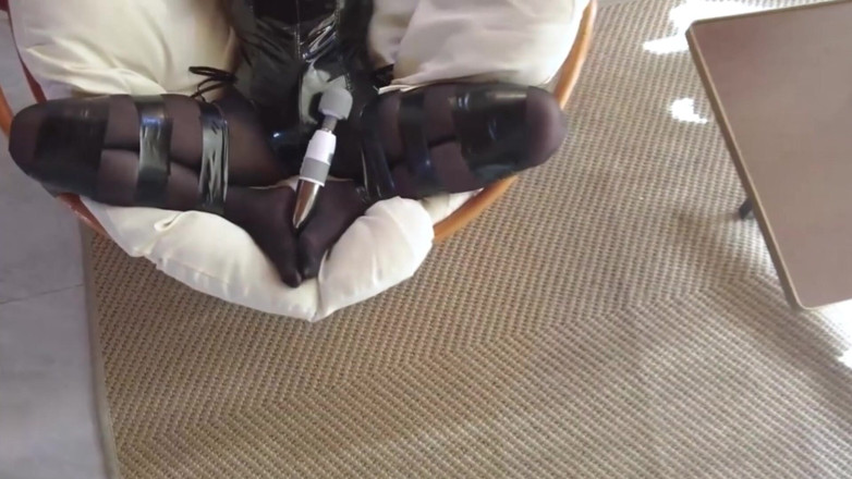 Aisan girl bondage: Mz16 - una chica china con medias negras y un traje...
