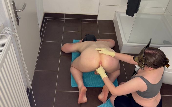 Sophie-Dom-98: Fisten Im Badezimmer