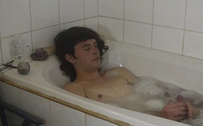 Sara B: Non-binary taking bath, smoking and jerking