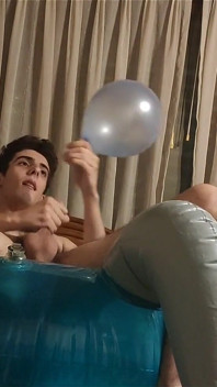 Party-ballons auf meinem aqua Blue aufblasbarem einhorn blasen
