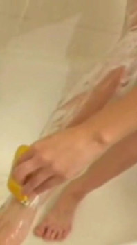 สาววัยรุ่นเซ็กซี่ Allie โกนขนหีในห้องน้ำ