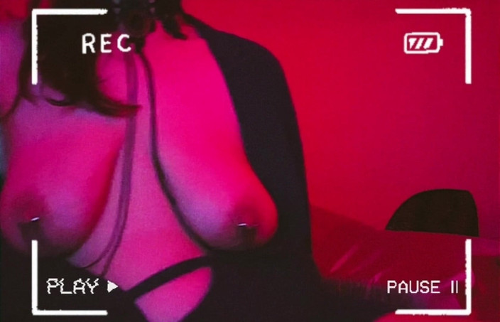 Mrs_KittyCat: Sexy MILF Speelt Met Doorboorde Borsten