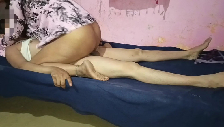 Kavita69: 남편을 자위하고 그에게 즐거움을 주는 인도 바비 마누라