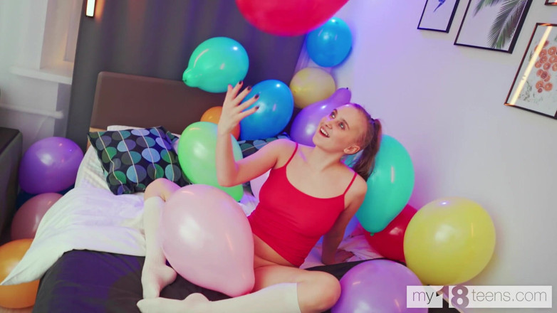 My 18 Teens: La bella ragazza con grandi tette gioca con i palloncini