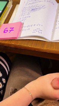 College girl 67 Sześć siedem - dokuczanie mu pod biurkiem podczas matematyki. wytrysk na zegarek na rękę
