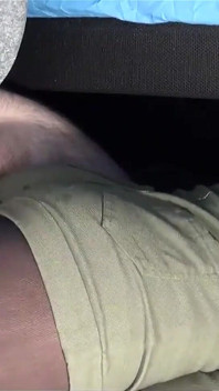 Assjob et baise à la cuisse avec pré-éjaculation sur un short vert