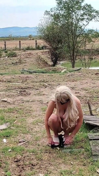 Esclava tih se desnuda en la granja abandonada