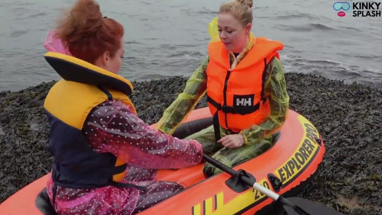 UKCuteGirl Lucy Lauren: Dvě dívky jeden dinghy: těsná gumová a pvc pláštěnka