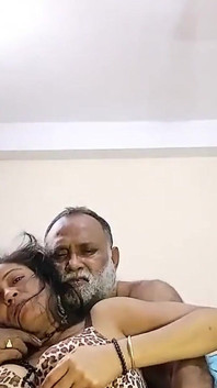 Bhabhi chupando preliminares seu enteado quente mamilo minúscula chupando preliminares