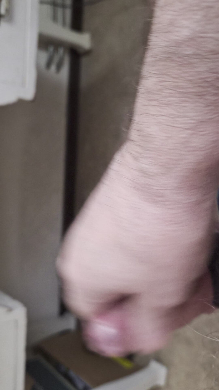 Pellefnatt: Rakan saya duduk di kerusi dan menyentak zakarnya sambil menonton...