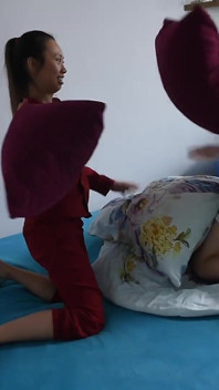 Lotta vietnamita con i cuscini a piedi nudi e massaggio ai piedi