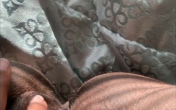 Super sexy ebony cuties: Mi sditalino la figa e il culo stringendo le mie...
