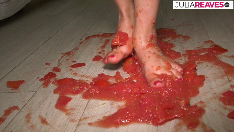 Kinky Bitches: Ze maakt tomatensap naakt en wordt geil terwijl ze het...