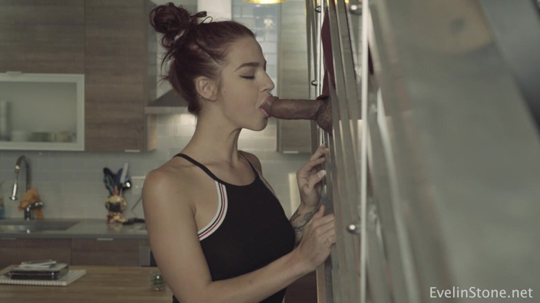 Evelin Stone: Cage d’escalier, glory hole, pipe, avalage facial