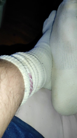 SmokedAlloy2: Les chaussures de sport et les chaussettes blanches ressemblent à du...