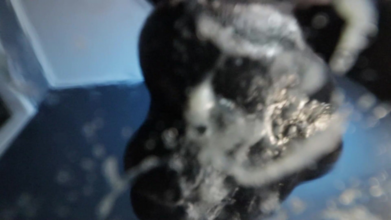 Horny Johny: 顔を熱いスプレーにつけて、ベイビー