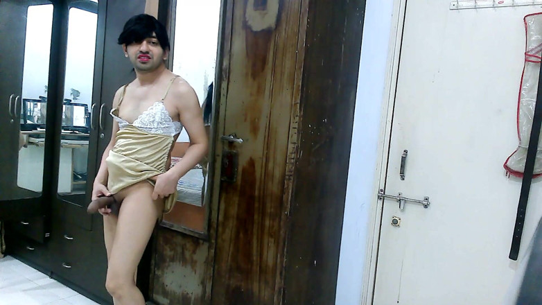 Cute & Nude Crossdresser: Calda sissy travestito femboy sweet Lecca-lecca in lingerie di raso.