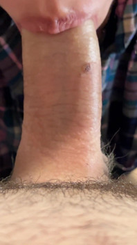 Sie lutscht schwanz und stöhnt beim masturbieren laut. Bekommt eine riesige ladung sperma in den mund und stöhnt weiter vor Vergnügen.