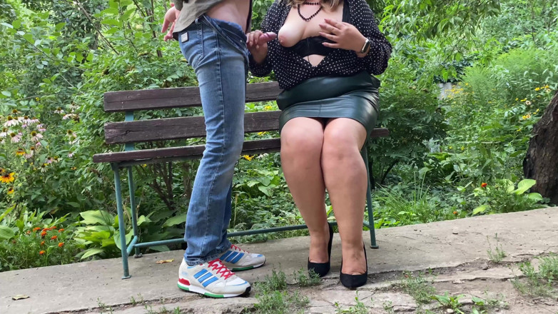 OurFetishLife: Gorąca mama doiła spermę na ubraniach