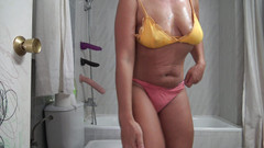 Stepmom Susan: Une maman amateur poilue Français prend une douche