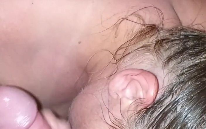 Nickyloves: Просто плювати на його член і смоктати його і давати йому цю кремову пизду