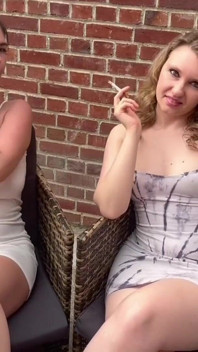 Dvě bohyně, jejich cigarety, vaše ponížení