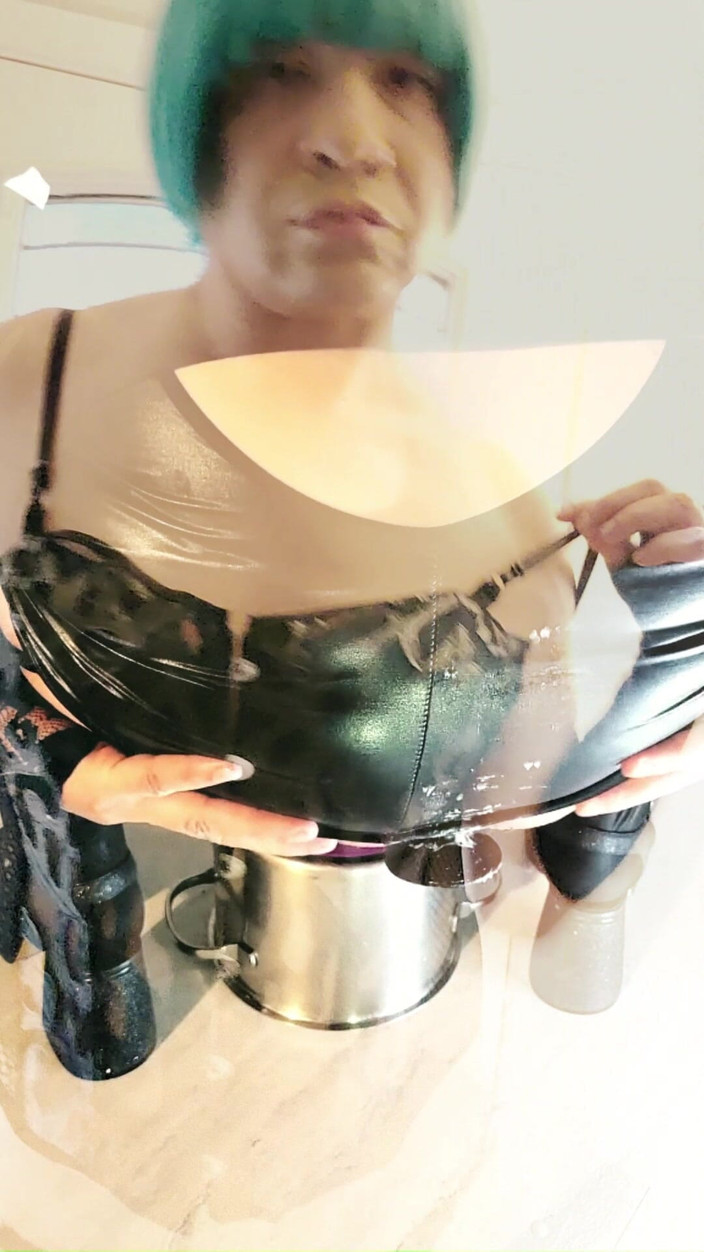 kandiKane: 热辣的变性人坎迪的屁股被厚实的紫色假阳具狠操