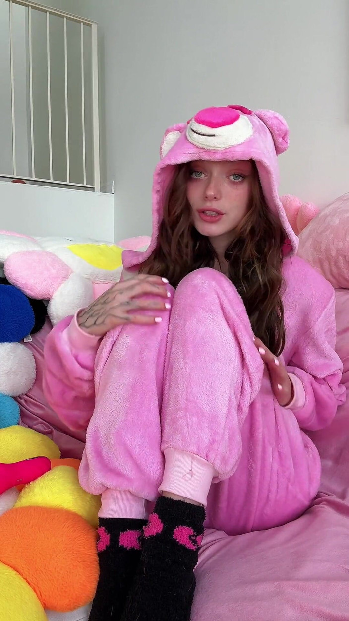 Shrooms Q: Linda Daisy Love fode sua buceta com seu vibrador rosa...