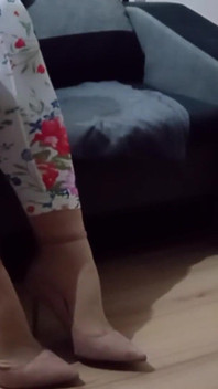 Crossdresser zwisa w seksownym różowym zamszowym spiczastym częsie na wysokich obcasach z paskiem na kostki