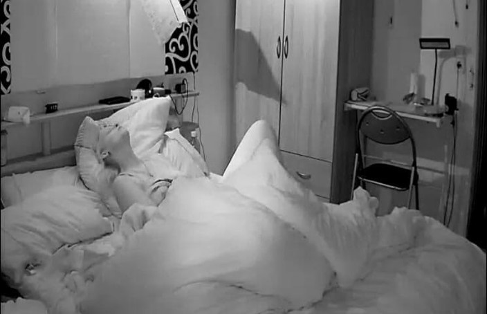 KittieNoOne: Cowok ini ngasih tau apa yang harus dilakukannya di webcam...