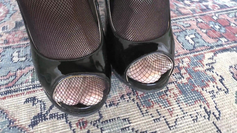 Lady Victoria Valente: Goddess of High Heels Shows off Her Extreme Patent Leather...