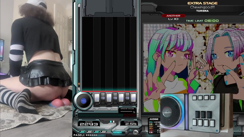 Rainbow Femboy: Femboy Raine Jízda na hračkách při hraní Beatmania Iidx