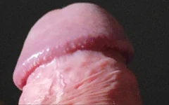 Incredibile primo piano della corona del pene e dei piedi sullo sfondo