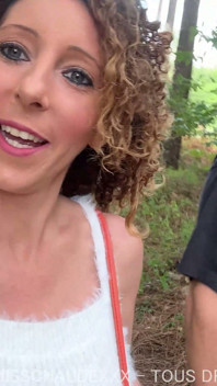 Vadia É Fodida Na Floresta Por Um Estranho Na Frente De Pessoas Que Passam Durante Uma Caminhada.