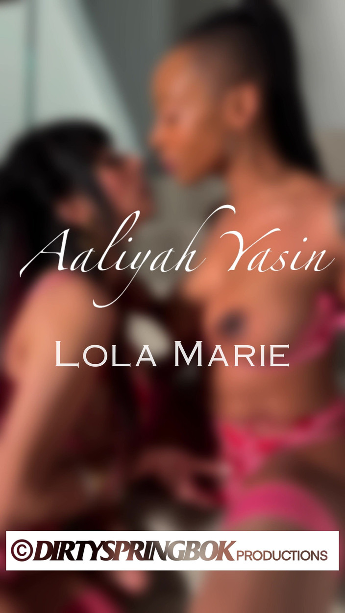 Aaliyah Yasin: Due bellezze in lingerie rosa giocano sulle scale