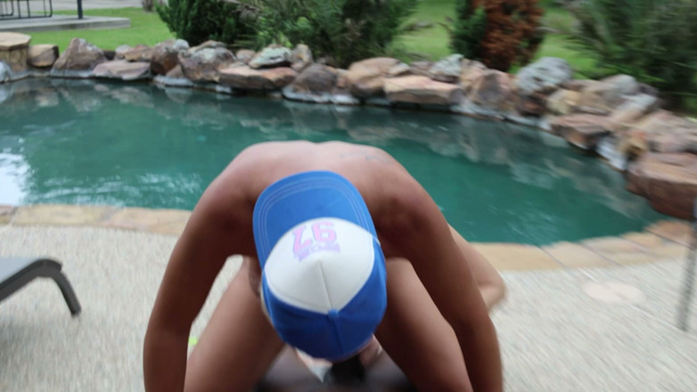 TrixieLove: Milfs chupam e fodem bbc poolside bts