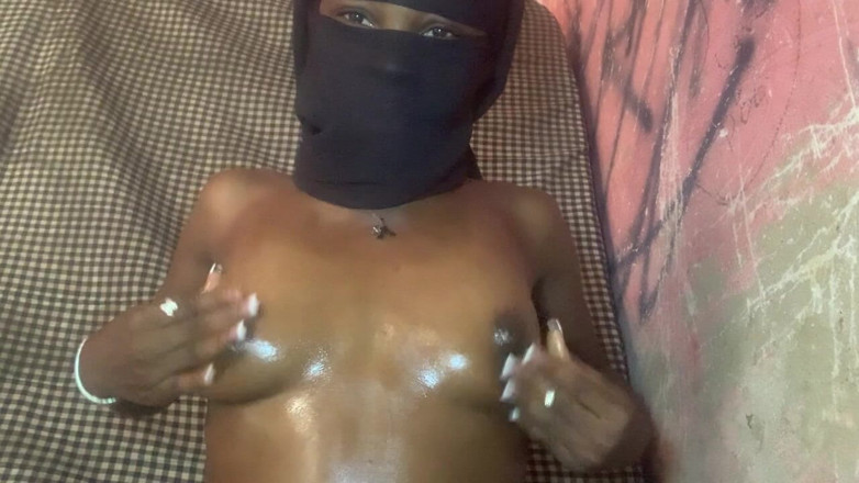 Browngurl234: Heißes zierliches ebenholz-schätzchen genießt solo-moment, streichelt ihre möpse