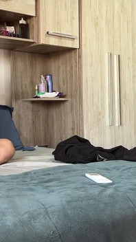 MILF Ruiva Seduz Gamer Fumante Com Sainha Curta E Lanche Da Tarde