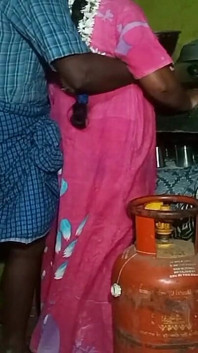 Ragazza del villaggio kichen alla pecorina