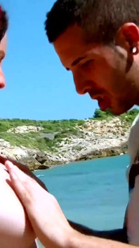 Brunetka s velkými prsy dává Kevin White anální sex a hluboké kouření na pláži.