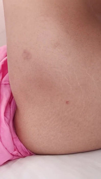 Une femme a réveillé son mari en suçant une bite puis en se faisant baiser