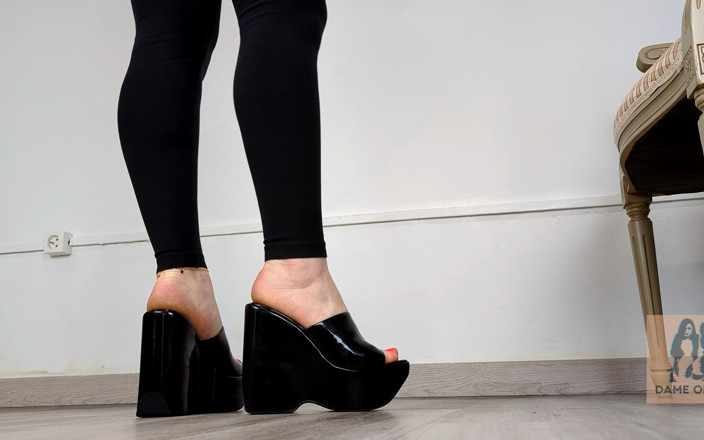 Dame Olga: Koleksi sepatu milf y2k black paten wedges - dame olga