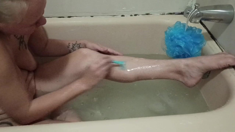 JolisaXXX: Isteri blonde bercukur di dalam tab mandi