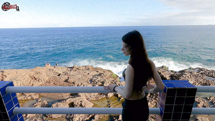 Dolls Cult: Mel se svléká na balkóně před lidmi