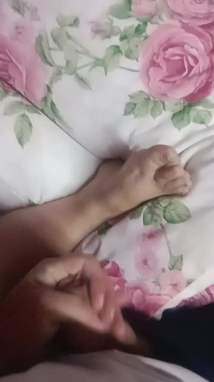 Footfetish productions: Ngocok diam-diam sampai kaki ibu tirinya diam-diam