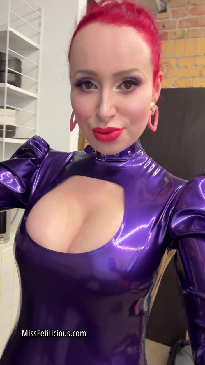 Miss_Fetilicious: Premier jour du bal fétiche allemand. Laisse-moi te montrer dans...