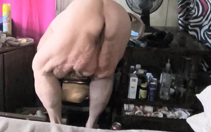 HerculesnVENUS: En nettoyant sa boîte, sa boîte juteuse est sexy