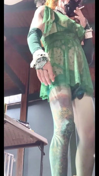 In grünen dessous und outfit