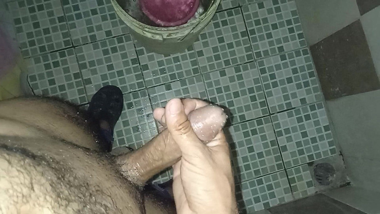 Cute boy jerks off: Мужик-гей мастурбирует, думая о своем партнере, который отправился в поездку из страны