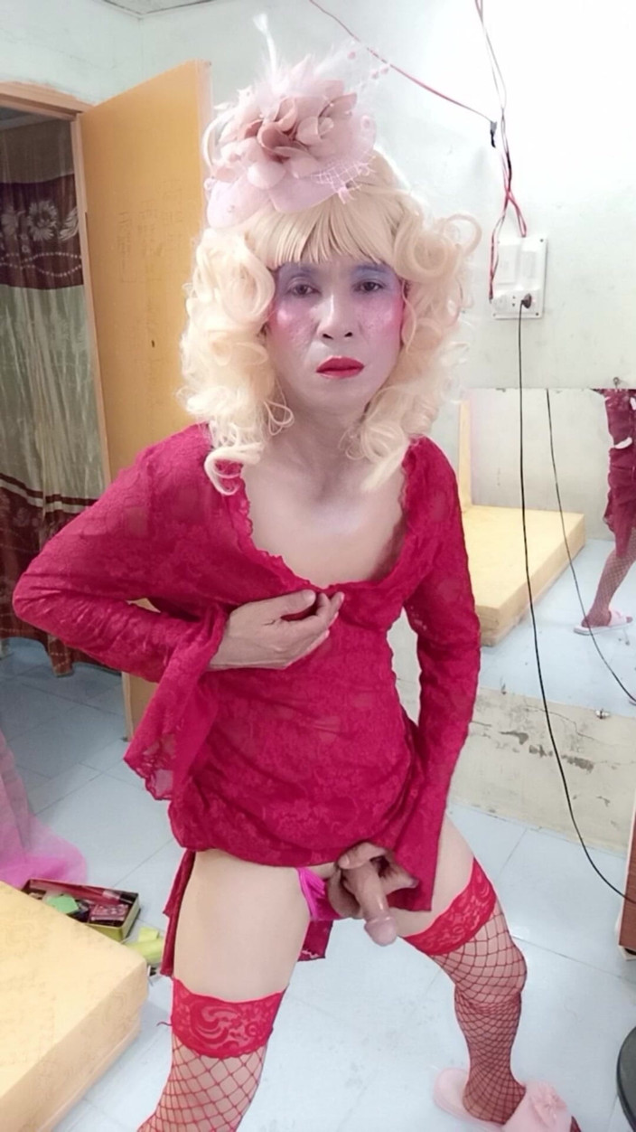 nguyen dang thien tri: Oanh le 变性人穿着自拍鸡巴梗礼服